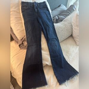 Mother Denim ( the Weekender Fray) 

Color- mint condition